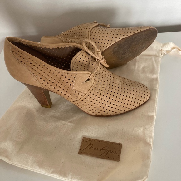 Max Azria Bernia perforated lace heels - Picture 2 of 5